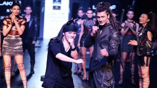 'Vidyut Jamwal Walks For Asa Kazingmei | Fall/Winter 2017/18 | Lakme Fashion Week'