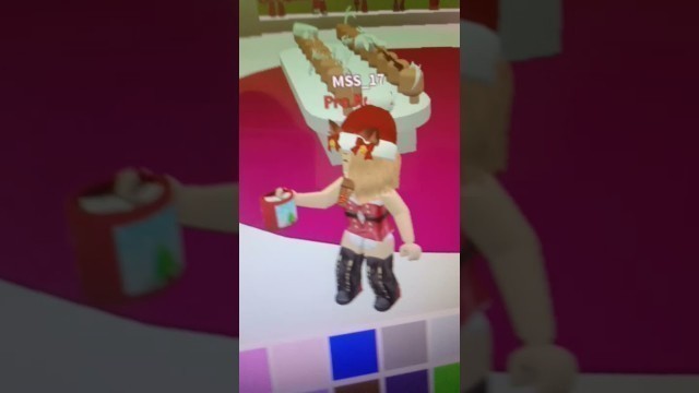 'S playing Fashion Famous Roblox'