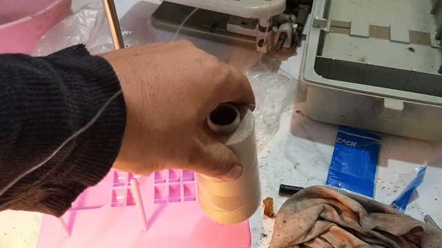 'Singer 257, máquina de coser, como se llena el carrete'