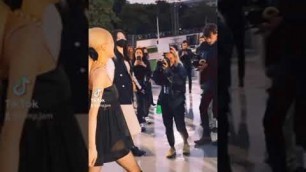 'ROSÉ EN YSL SHOW 2022 DE PARIS FASHION WEEK'