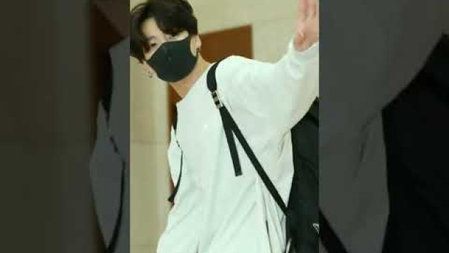 'Jungkook airport fashion is awesome 