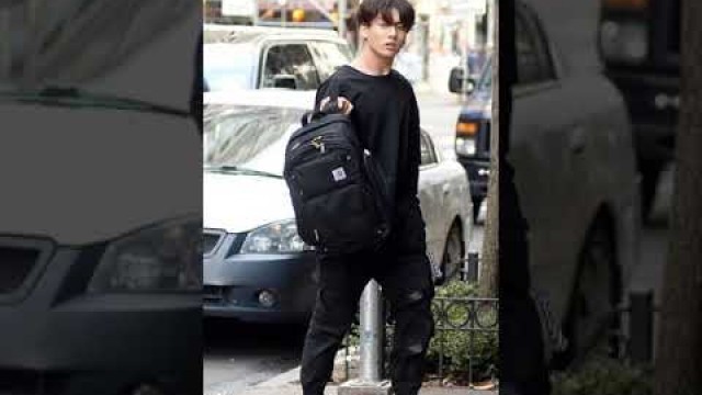 'jungkook airport fashion ✌️'