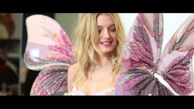 'Lily Donaldson veste look Swarovski para Victoria\'s Secret Fashion Show'