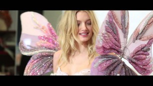 'Lily Donaldson veste look Swarovski para Victoria\'s Secret Fashion Show'