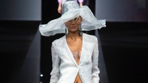 'GIORGIO ARMANI Spring 2019 Milan - Fashion Channel'