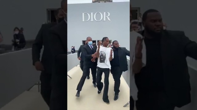 'Travis Scott fuit face au déchaînement des fans au défilé Dior de Paris'