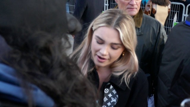 'FLORENCE PUGH SIGNING AUTOGRAPHS TO HER FANS @ LOUIS VUITTON FASHION SHOW 2020 IN PARIS 2020.03.03'