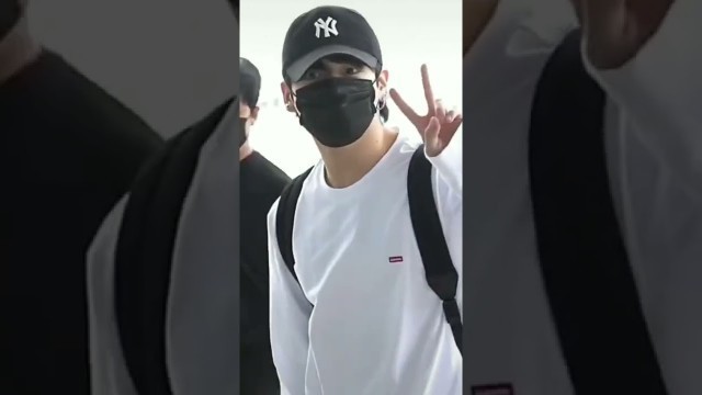 'BTS jungkook recent best airport fashion white shirt black cap like perfect style 