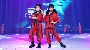 'Some cute models walk catwalk in the fashion show as a team | Yunxi | ShangHai'