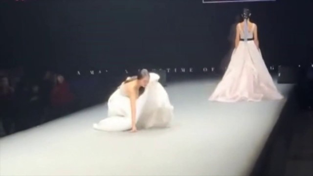 'Model in wedding dress FALLS down during the Chinese fashion show \"Wedding Gao\"'