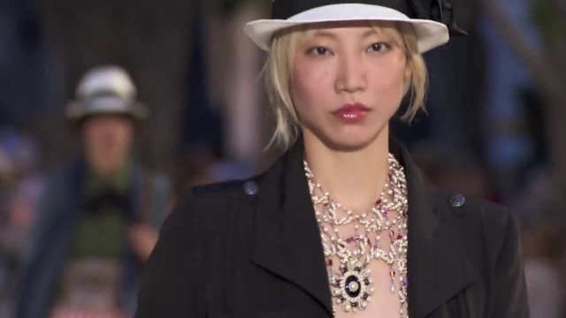 'BETV   CHANEL Cruise 2017 Show in Cuba'