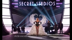 'Pamungkas - To The Bone (Live at Victoria’s Secret Fashion Show)'