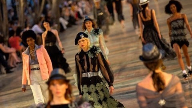 'CHANEL Cuba Cruise 2017 - Havana Fashion Show'