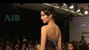 'Shraddha Kapoor H0T Ramp Walk  Major Wardrobe Malfunction'