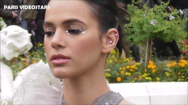 'VIDEO Bruna MARQUEZINE attends Paris Fashion Week 25 september 2019 show Margiela'