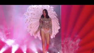 'Adriana Lima thanks crowd at final Victoria\'s Secret show'