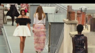 'Paris Fashion week: une intruse au défilé Chanel | AFP News'