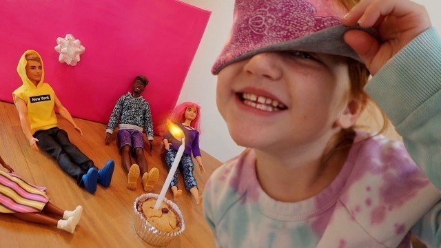 'Barbie SURPRiSE BiRTHDAY Party!! Adley opens a Dream Closet for a pretend play fashion makeover!'