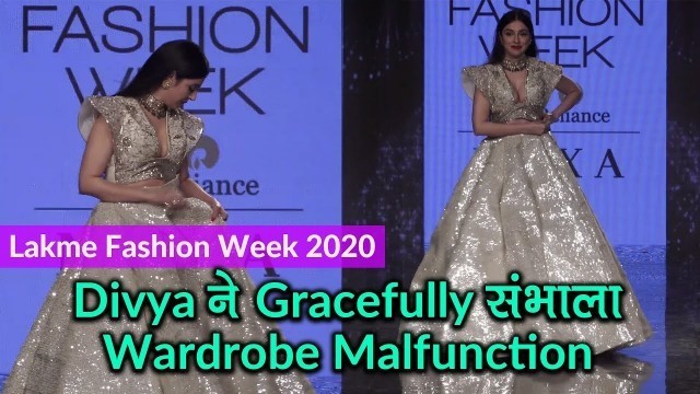 'Lakme Fashion Week 2020: Divya Khosla ने Gracefully संभाला Wardrobe Malfunction'