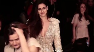 'Lakme Fashion Week 2017 | Disha Patani Fashion Show | Tiger Saves from Wardrobe Malfunction'