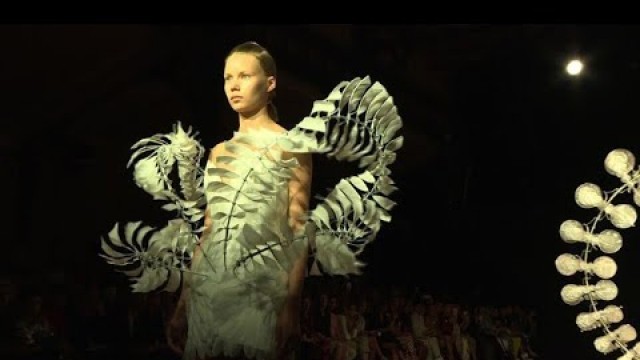 'Paris Fashion Week: avec Iris van Herpen, la mode défile en 3D | AFP News'