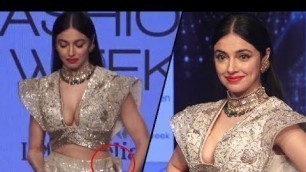 'Divya Khosla\'s OOPS Moment At Lakme Fashion Week | LehrenTV'