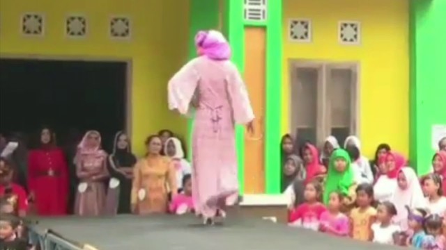 'Model in hijab and high heels FALLS down during Tingkat RT Fashion Show (Indonesia)'