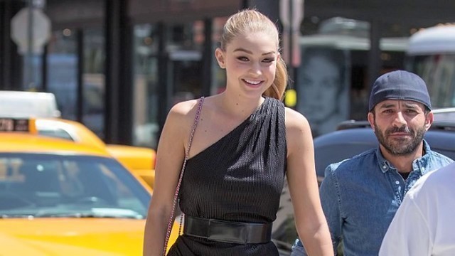 'Gigi Hadid Crotch Exposed Wardrobe Malfunction'