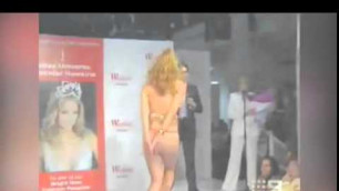 'Jennifer Hawkins 2004 catwalk wardrobe malfunction'