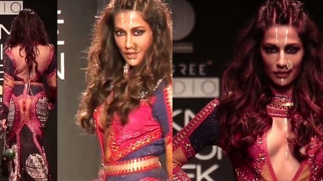 'Chitrangada Singh Hot wardrobe malfunction|Lakme fashion week'