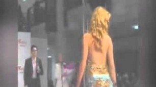 'ARCHIVE  Jennifer Hawkins 2004 catwalk wardrobe malfunction'