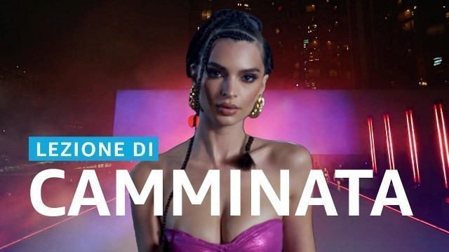 'Emily Ratajkowski sfila in Savage X Fenty Show di Rihanna'