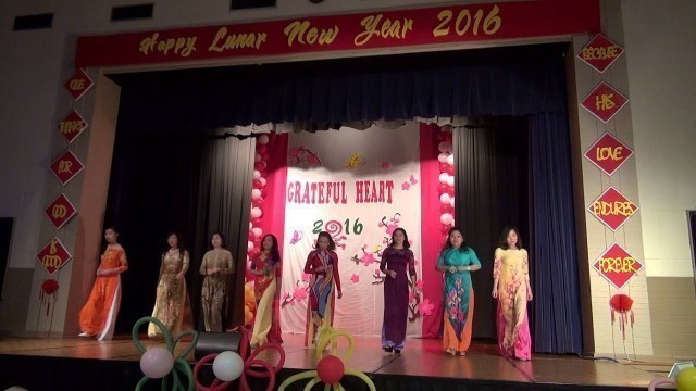 'Fashion Show \"Ao Dai\" by Seraphim Choir From St.Henry Church-Chicago,IL'