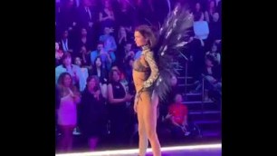 'Kendall Jenner on the caltwak Victoria’s secret'