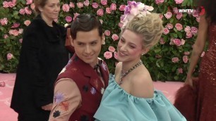 'Cole Sprouse, Lili Reinhart arrive at 2019 Met Gala Red carpet'