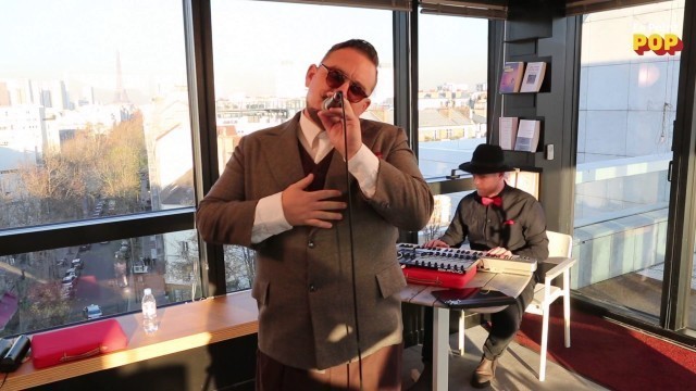'Otis Stacks interprètent \"Fashion Drunk\"'