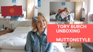 'Tory Burch Unboxing | Tory Burch Minnie Travel Ballet Flats |  Muttonstyle'