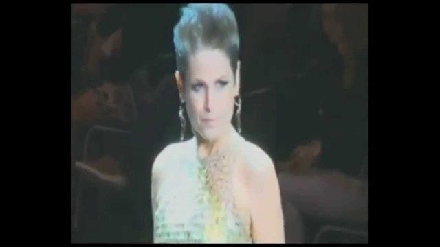 'Xuxa desfila no Hair Fashion Show 2012'