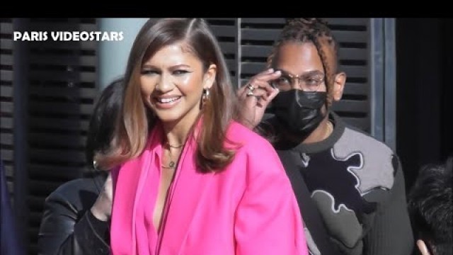 'Zendaya Coleman with fans @ Paris 6 march 2022 show Valentino Fashion Week'