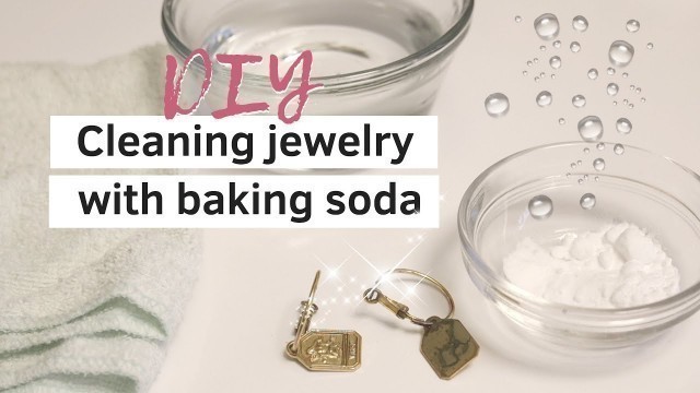 'How to clean jewelry with baking soda'