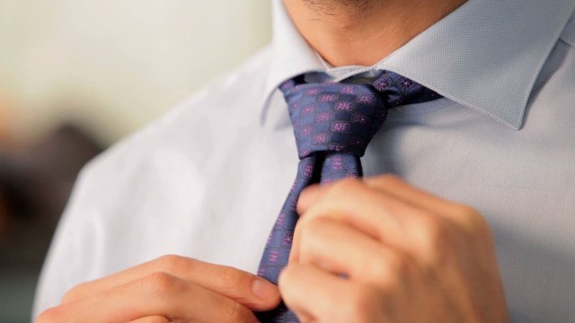 'How to Tie a Small Knot | Men\'s Fashion'