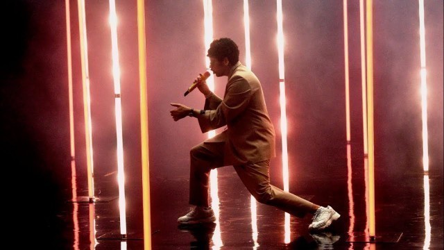 'Yo Perreo Sola - Bad Bunny (LIVE Savage X Fenty Show)'