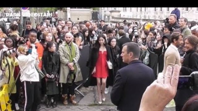 'Wu XuanYi 吴宣仪 Wu Xuan Yi ( Cosmic Girls ) @ show Valentino Paris Fashion Week 29 september 2019'