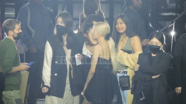 '210928 ROSÉ REALLY CUTE AT YSL FASHION SHOW IN PARIS'